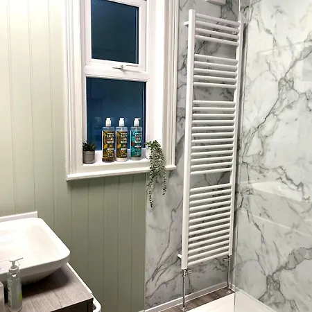 Seaside-scarborough-wifi-parking-petsok-sleeps-7 8 Scarborough