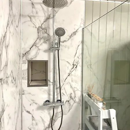 Seaside-scarborough-wifi-parking-petsok-sleeps-7 8