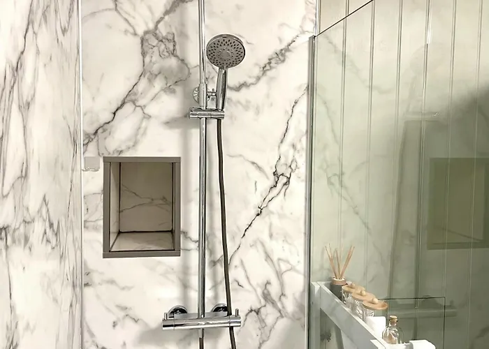 Seaside-scarborough-wifi-parking-petsok-sleeps-7 8