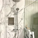 Seaside-scarborough-wifi-parking-petsok-sleeps-7 8